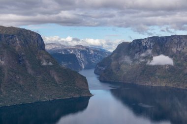 Stegastein bakış açısından Norveç Aurlandsfjord doğa dağları mavi manzara bulutlu destansı manzara