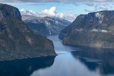 Stegastein bakış açısından Norveç Aurlandsfjord doğa dağları mavi manzara bulutlu destansı manzara