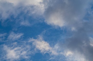 Dramatik gökyüzü bulutları görünüm arkaplanı. Gün batımı yüksek manzaralı bulutlu mavi cennet manzaralı