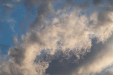 Dramatik gökyüzü bulutları görünüm arkaplanı. Gün batımı yüksek manzaralı bulutlu mavi cennet manzaralı
