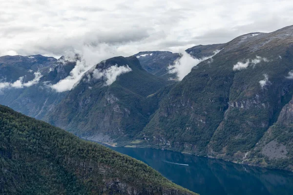 从Stegastein的观点看挪威Aurlandsfjord Fjord自然山脉蓝色风景多云史诗 — 图库照片