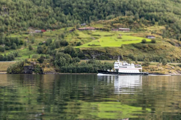 Klein Schip Spiegelgroen Wateroppervlak Met Reflectie Van Noors Fjord Aurlandsfjord — Stockfoto