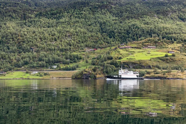 Klein Schip Spiegelgroen Wateroppervlak Met Reflectie Van Noors Fjord Aurlandsfjord — Stockfoto