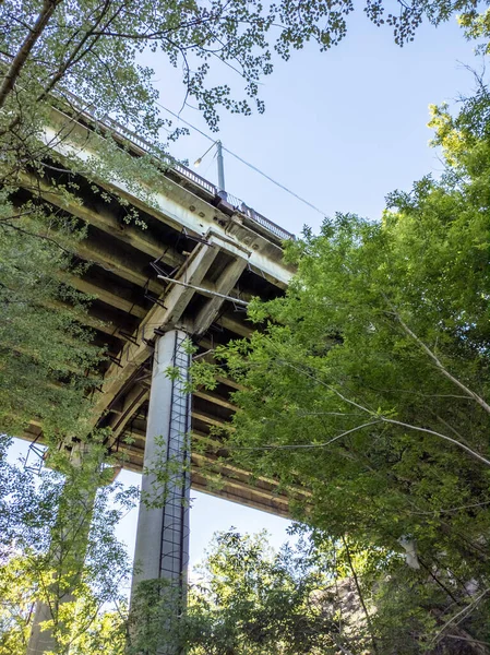 Unter Der Brücke Schauen Sie Auf Alte Rostige Konstruktion Grünen — Stockfoto