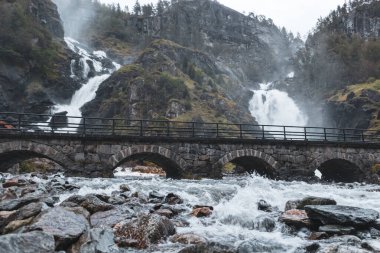 Latefossen Şelalesi, taş köprüsü olan eşsiz bir şelale. Odda Vadisi 'nde ikiz şelale suyu. Norveç' in Vestland ilçesinde Ullensvang Belediyesi.