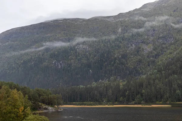 Nuvole Sul Lago Norvegia Montagne Autunno Viaggiare Natura Selvaggia Foggy — Foto Stock