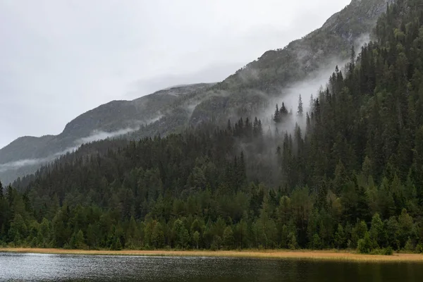 Nuvens Lago Nas Montanhas Noruega Outono Viajar Natureza Selvagem Floresta — Fotografia de Stock