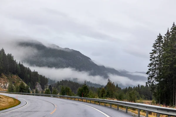 Route Dans Une Montagne Brumeuse Norvège Automne Brouillard Pittoresque Nuages — Photo