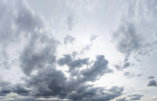 Langit Dramatis Panorama Abu Abu Tampilan Dengan Awan Kontras Biru — Stok Foto