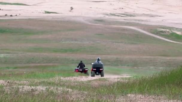 Andar Moto Quadriciclos Campos Road Primavera Kitsevka Ucrânia Região Kharkiv — Vídeo de Stock