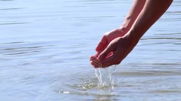 Zpomalený Záběr Rukou Které Svíraly Mořskou Říční Vodu Letní Jasný — Stock video