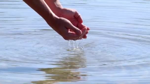 Gros Plan Ralenti Des Mains Qui Coupent Eau Rivière Avec — Video