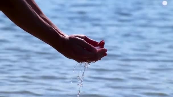 Lento Movimento Close Tiro Mãos Copo Água Rio Mar Espalhando — Vídeo de Stock