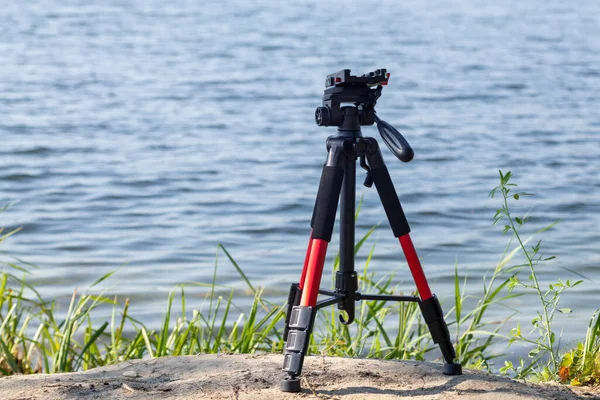 Camera Red Tripod Low Position Standing Earth Green Grass Blue — Stock Photo, Image