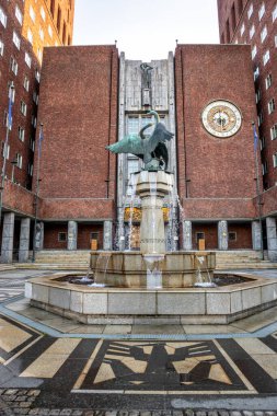Oslo Belediyesi 'nin (Radhuset) Oslo, Norveç' teki girişi ve çeşmesi. Nobel Barış Ödülüne ev sahipliği yapıyor