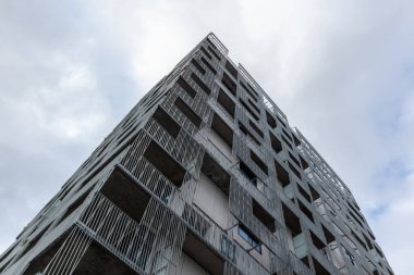 Oslo 'nun modern iş bölgesinde gökyüzü bulutlu, Norveç, İskandinavya. Bjorvika ilçesindeki Barkod projesinin ofis kentsel binaları