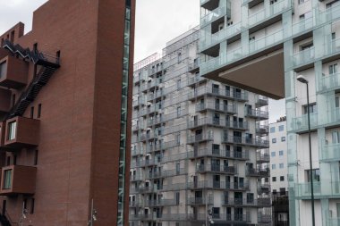 Oslo 'nun modern iş bölgesinde gökyüzü bulutlu, Norveç, İskandinavya. Bjorvika ilçesindeki Barkod projesinin ofis kentsel binaları