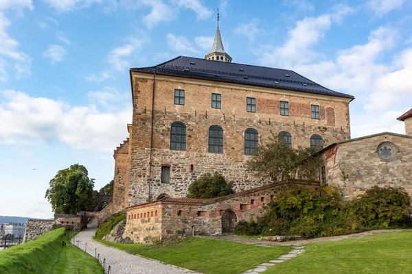 Akershus Kalesi, deniz kenarı kalesi ve eski hapishane Oslo, Norveç 'te güneşli bir sonbahar gününde. Avrupa kale yapısı dönüm noktası