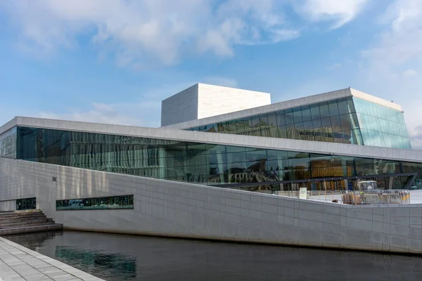 挪威奥斯陆歌剧院没有人 现代建筑的外部 白色花岗岩 明亮的蓝天上的水反射 还有风景如画的云彩 — 图库照片