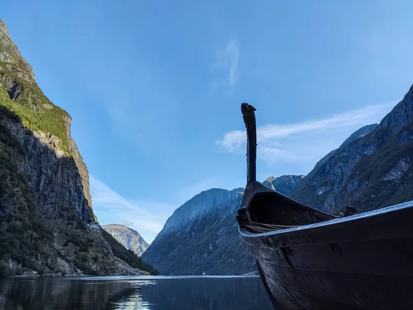 挪威古德万根Naeroyfjord海岸上的一艘维京船 它是一只头像龙的老式木制独木舟 — 图库照片
