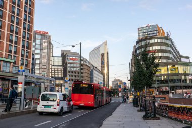 Oslo, Norveç - 10 Eylül 2019: Oslo şehri modern gökdelen alışveriş merkezi şehir merkezi caddelerinde gün batımında akşam güneşi manzarası