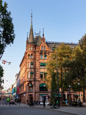Oslo, Norveç - 10 Eylül 2019: Oslo belediye binası yakınlarındaki Karl Johans kapısında Hard Rock Cafe. Şehir merkezi mimarisi