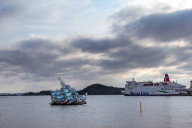 Oslo, Norveç - 10 Eylül 2019: Yüzen paslanmaz çelik & cam heykel Monica Bonvicini 'nin limandaki yolcu gemisi
