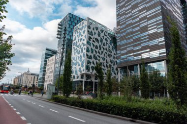 Oslo, Norveç - 10 Eylül 2019: Oslo 'da modern ticaret bölgesi, sokak manzaralı. Bjorvika ilçesindeki Barkod projesinin ofis kentsel binaları