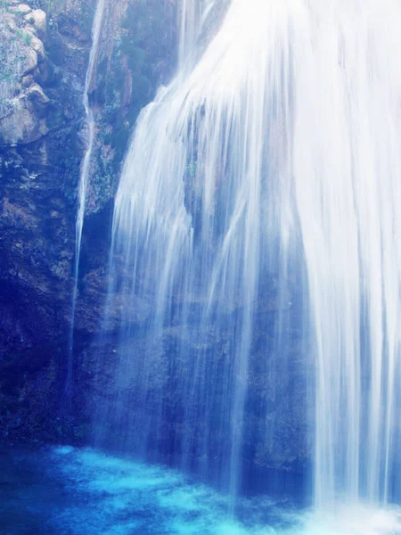 Cuerdas Cascada Azul Azur Color Agua Gotas Naturaleza Escena Color —  Fotos de Stock