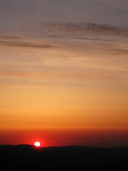 Sonnenaufgang Den Bergen Sonnenuntergang Rot Leuchtende Sonne Himmel Mit Netten — Stockfoto