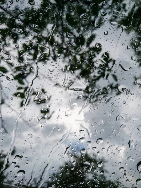 雨滴落在窗前 天空和树木倒映在垂直方向上 — 图库照片