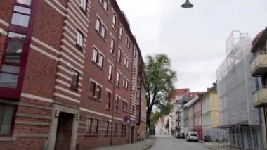 Norveç 'in Bergen caddelerini sürüyorum. Eski şehirde geleneksel beyaz binalar