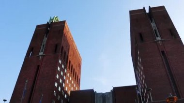 Oslo Belediyesi 'nin (Radhuset) Oslo, Norveç' teki girişi ve çeşmesi. Nobel Barış Ödülüne ev sahipliği yapıyor