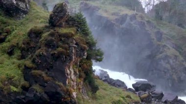 Latefossen Şelalesi, eşsiz şelale destansı güçlü yan kaya karanlıkta aydınlandı. Norveç, Odda Vadisi 'nde ikiz şelale