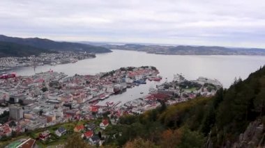 Bulutlu bir günde, Floyvarden Balplass yürüyüş alanından Bergen şehri ve deniz manzarası. Bergen, Norveç