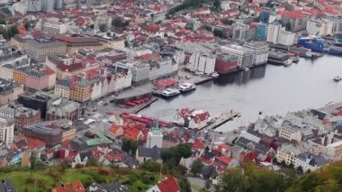Bergen eski kasabası ve Kuzey deniz panoramik hava manzarası bulutlu sonbahar soğuk gününde Floyfjellet gözlem güvertesinden. Bergen, Norveç