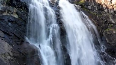 Skjervsfossen Norveççe tarihi eser yüksek çağlayan şelalesi. Doğa seyahati temiz düşen su manzarası videosu