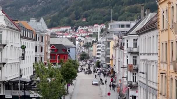 Bergen Norveç Sokaklarında Yürüyorum John Kilisesi Nden Eski Şehre Uzanan — Stok video