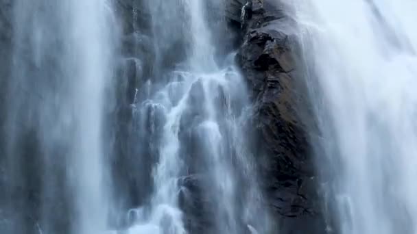 Skjervefossen Şelalesi Bulanık Suyu Kapatıyor Norveç Doğa Yolculuğu Güçlü Beyaz — Stok video