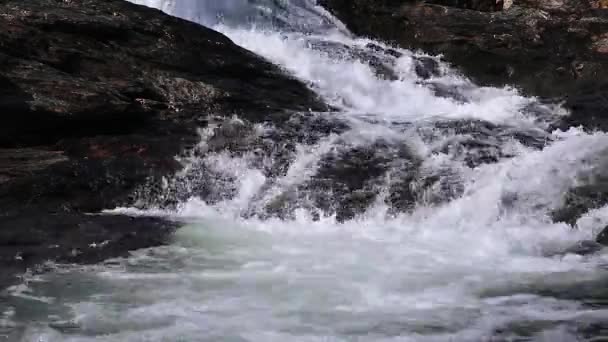 Güneşli Beyaz Manzaralı Norveç Güçlü Şelalesi Koyu Kayalar Parlak Mavi — Stok video