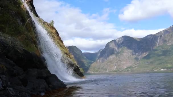 Cascata Che Cade Nel Fiordo Norvegese Aurlandsfjord Chiudi Luminoso Vista — Video Stock