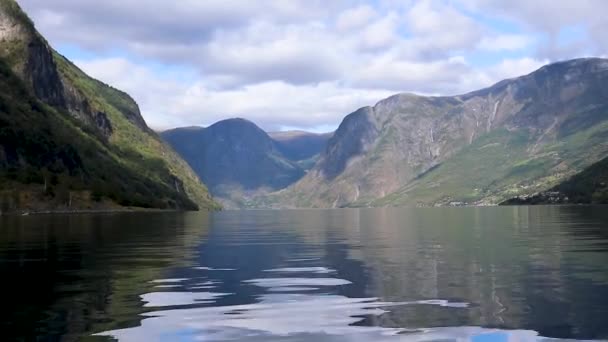 Vista Dalla Superficie Dell Acqua Con Riflesso Luminoso Norvegia Aurlandsfjord — Video Stock