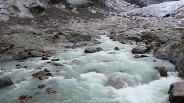 Dağlar Mavi Köpüren Soğuk Nehri Granit Gri Kayalardan Aşağı Akıyor — Stok video