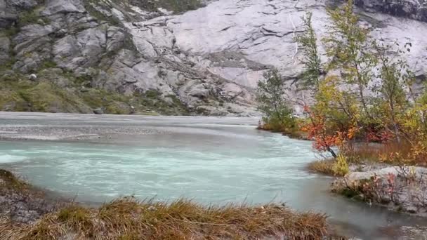 Φθινόπωρο Βουνά Λίμνη Μπλε Νερό Γαλάζιο Χρώμα Του Ποταμού Κοντινή — Αρχείο Βίντεο