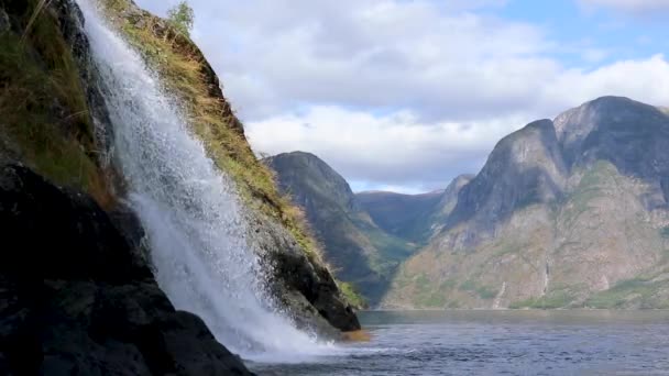 Wasserfall Fällt Den Norwegischen Fjord Aurlandsfjord Schließen Sie Helles Wildwasser — Stockvideo