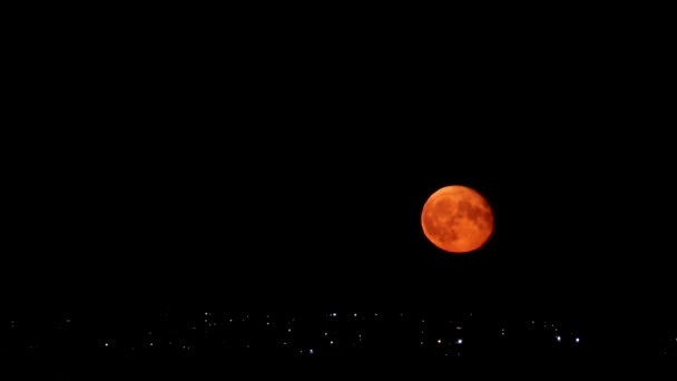 Φωτεινό Κόκκινο Πορτοκαλί Φεγγάρι Ανεβαίνει Στο Σκοτεινό Νυχτερινό Ουρανό Πάνω — Αρχείο Βίντεο