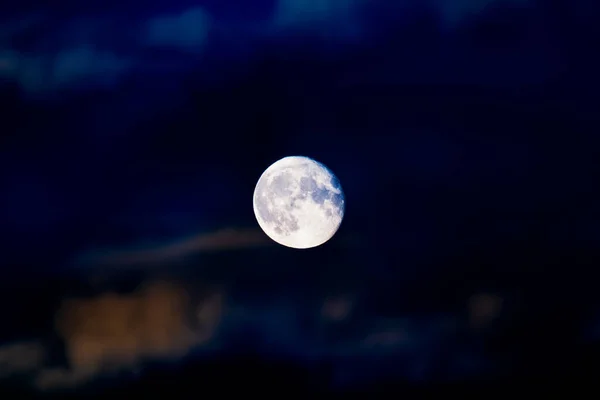 보름달이 빛나는 밤하늘을 배경으로 불빛이 배경으로 하늘을 밝힌다 — 스톡 사진