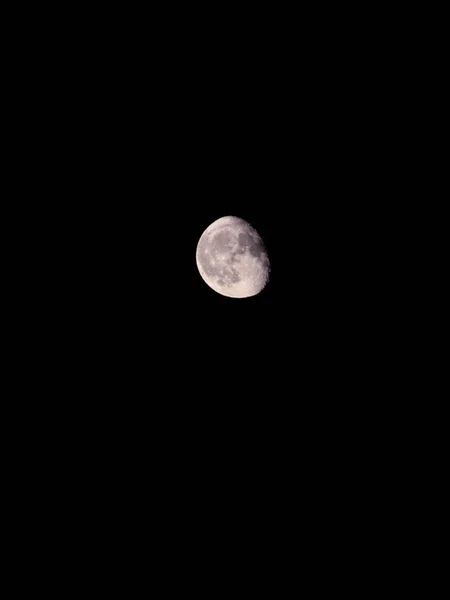 明亮的白月在漆黑清澈的夜空中消失在令人头晕的阶段 神秘的夜晚 漆黑的天空 大月亮 黑暗的宁静 — 图库照片