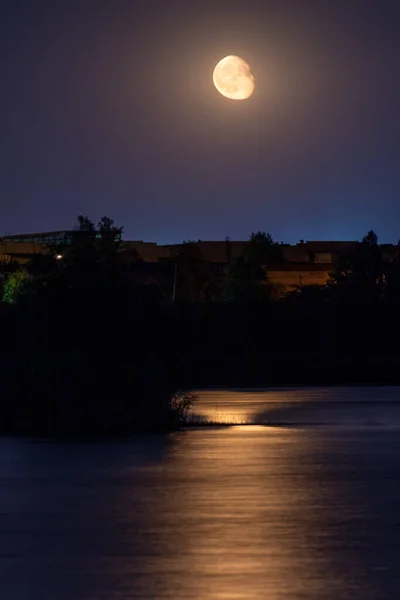 Luna Brillante Que Brilla Cielo Nocturno Azul Oscuro Por Encima —  Fotos de Stock