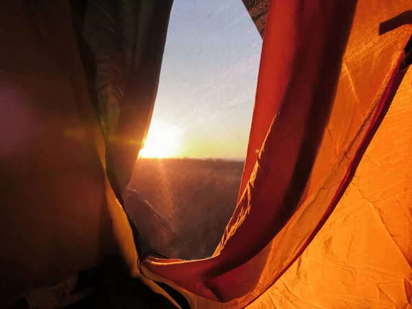 Janela Tenda Acampamento Turístico Laranja Olhando Para Sol Nascer Sol — Fotografia de Stock